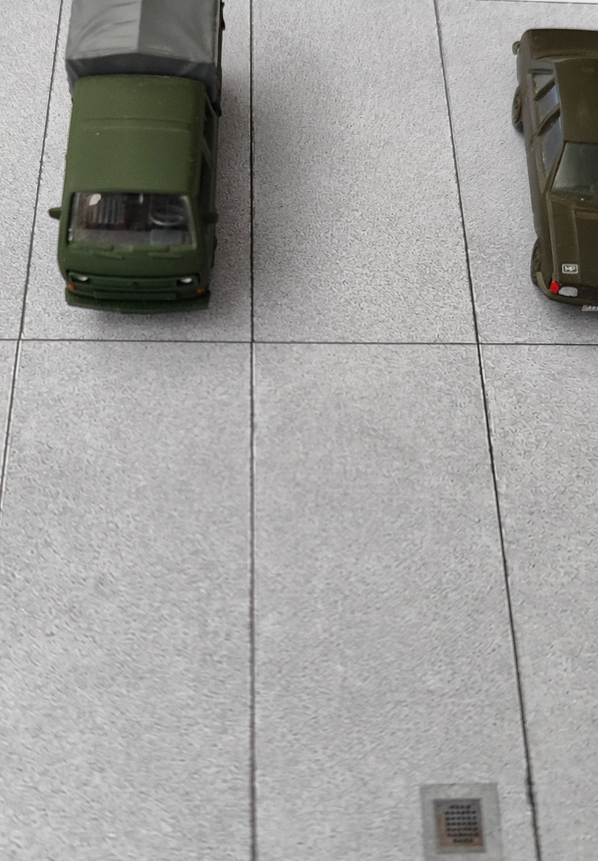 2er Set Dekorbögen Betonplattenboden für Kasernen und Gewerbe in Spur H0