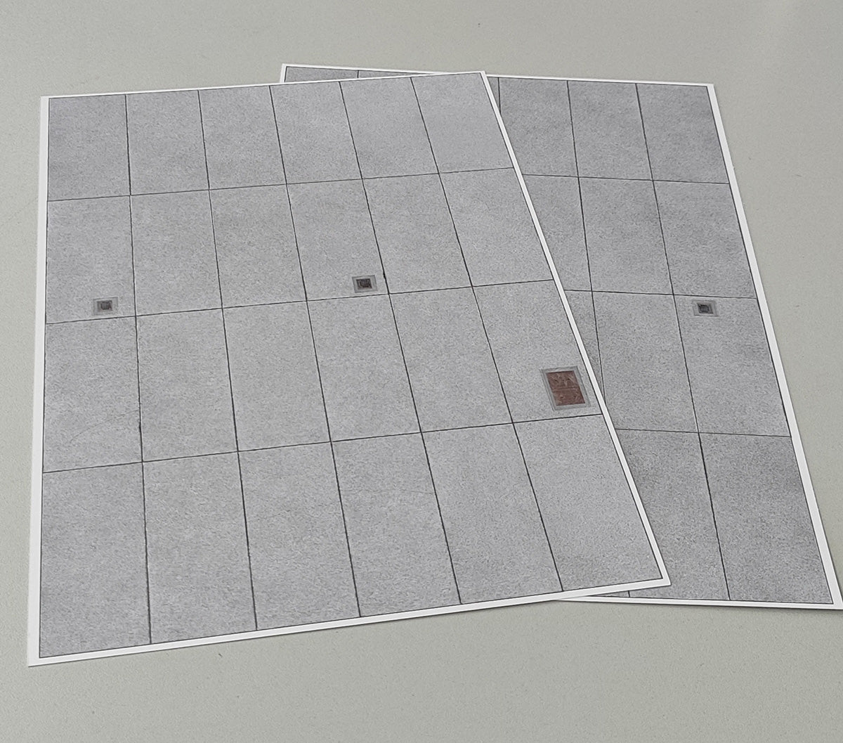 2er Set Dekorbögen Betonplattenboden für Kasernen und Gewerbe in Spur H0