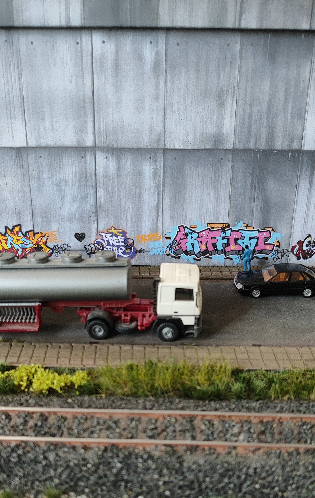 Dekorbögen moderne Betonwand mit Graffiti Set 1 Spur H0 13,8cm x 29,7cm | DB00000052