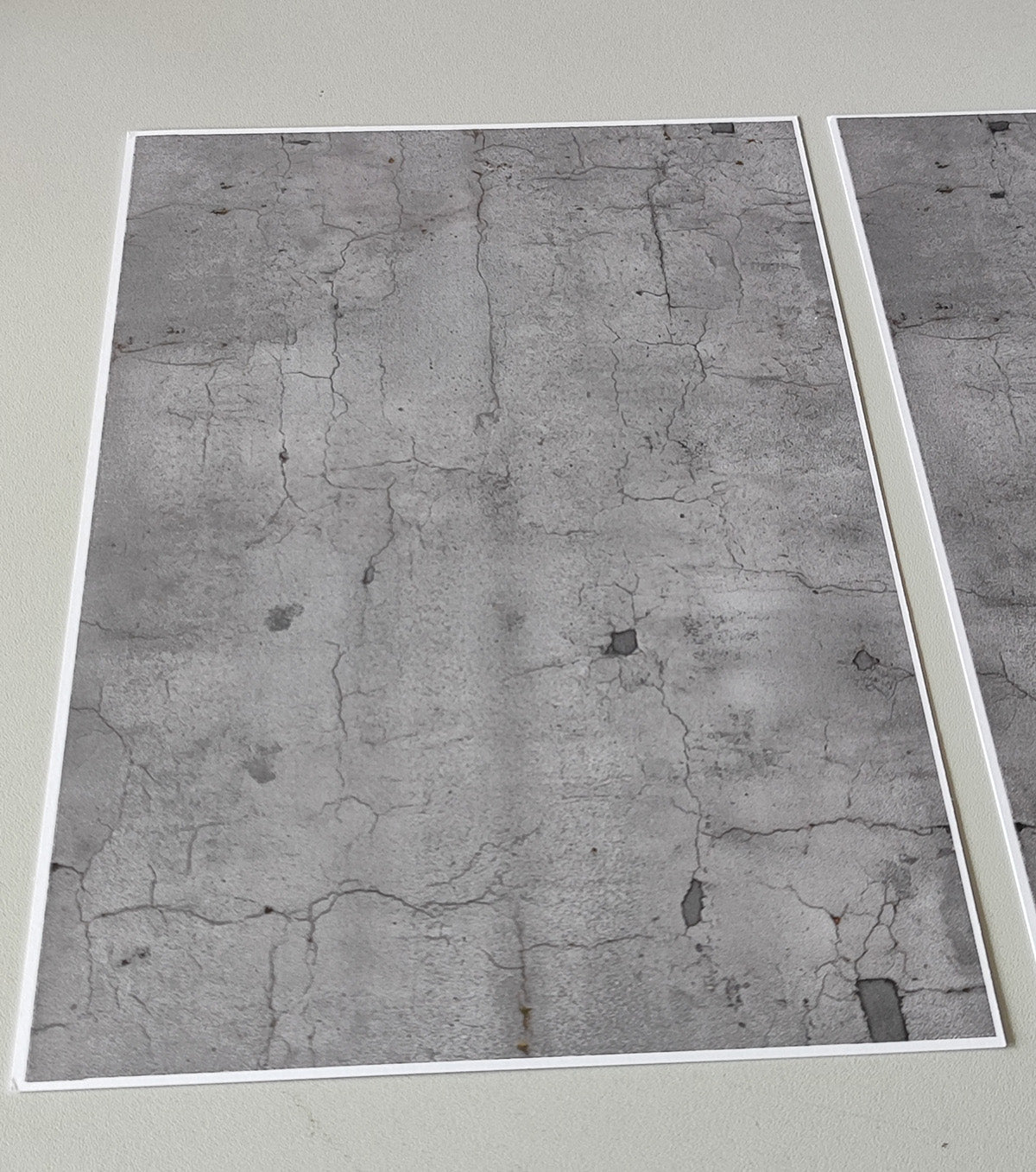 2er Set Dekorbögen heller Asphalt mit Rissen und Flickstellen in Spur H0