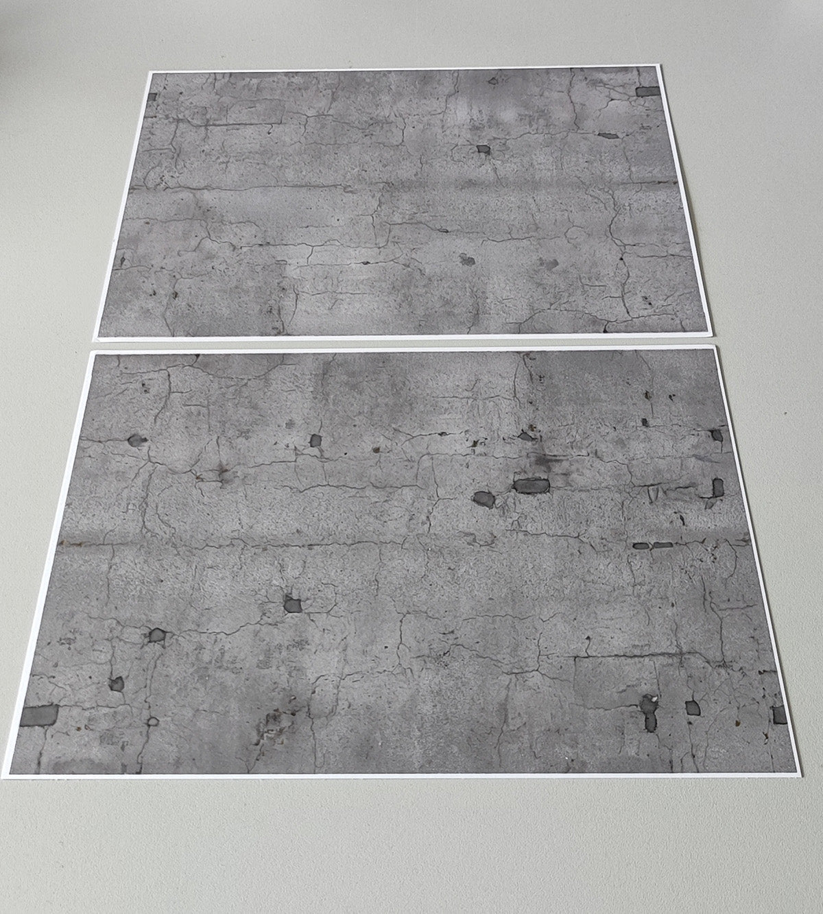 2er Set Dekorbögen heller Asphalt mit Rissen und Flickstellen in Spur H0