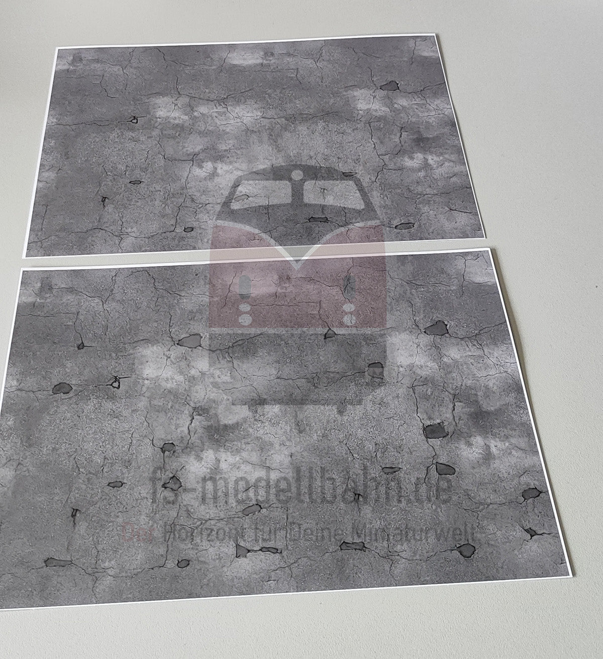 2er Set Dekorbögen dunkler Asphalt mit Rissen und Flickstellen in Spur H0