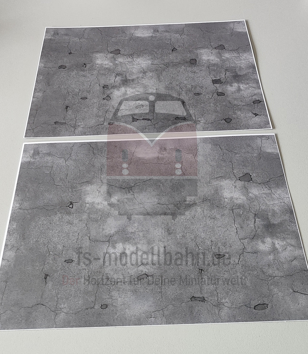 2er Set Dekorbögen dunkler Asphalt mit Rissen und Flickstellen in Spur H0