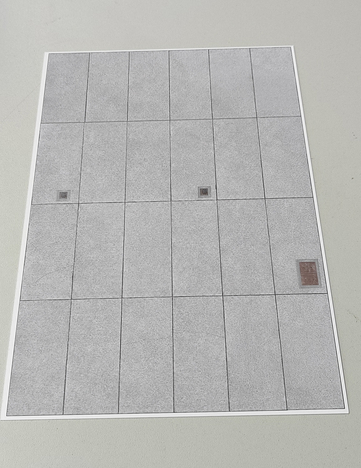 2er Set Dekorbögen Betonplattenboden für Kasernen und Gewerbe in Spur H0