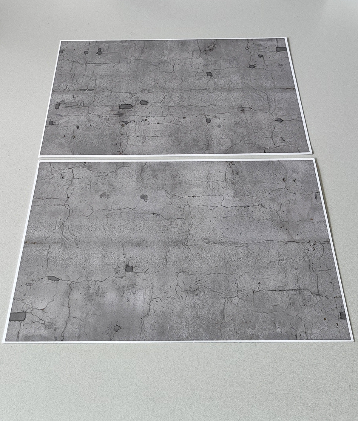 2er Set Dekorbögen heller Asphalt mit Rissen und Flickstellen in Spur H0