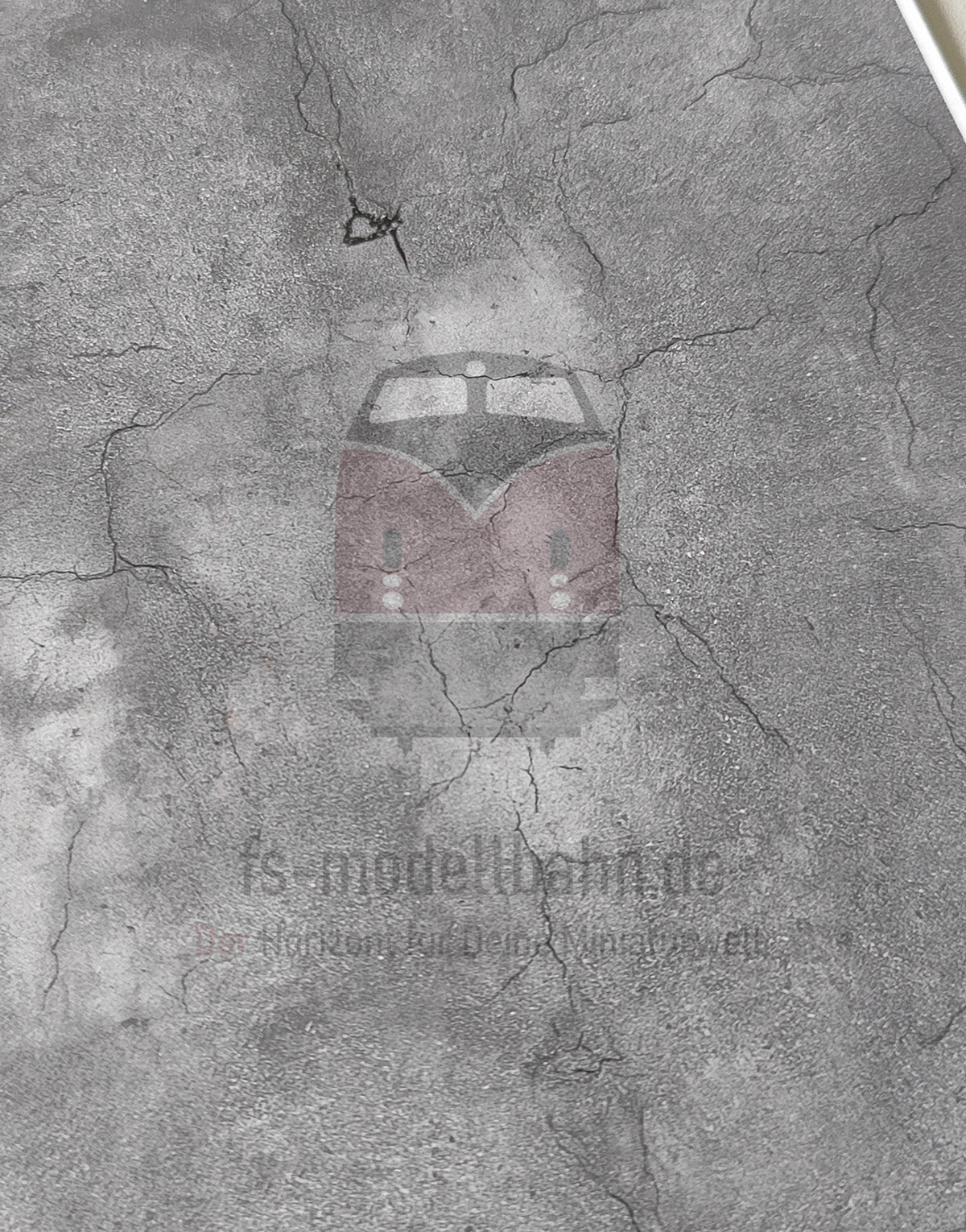 2er Set Dekorbögen dunkler Asphalt mit Rissen und Flickstellen in Spur H0