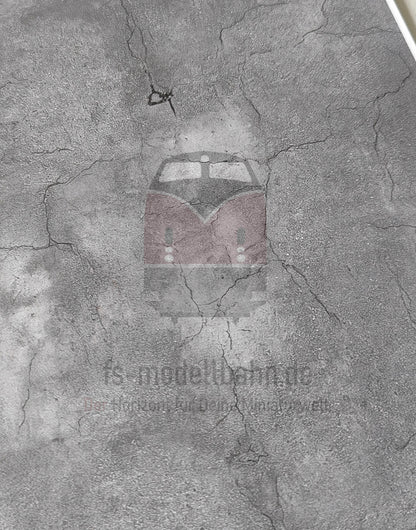 2er Set Dekorbögen dunkler Asphalt mit Rissen und Flickstellen in Spur H0