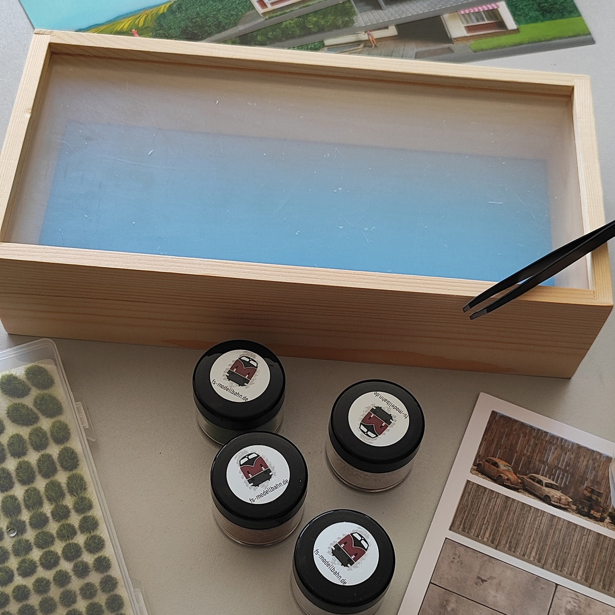 Scenarium Dioramabox inkl. Landschaftszubehör und Hintergründen Spurweite H0