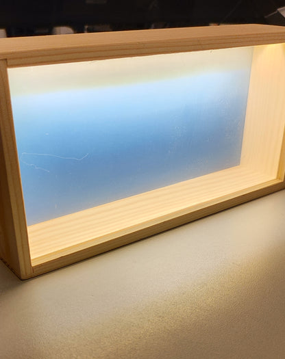 Scenarium beleuchtet Lokvitrine inkl. leicht transparentem Himmel und BW-Hintergrund