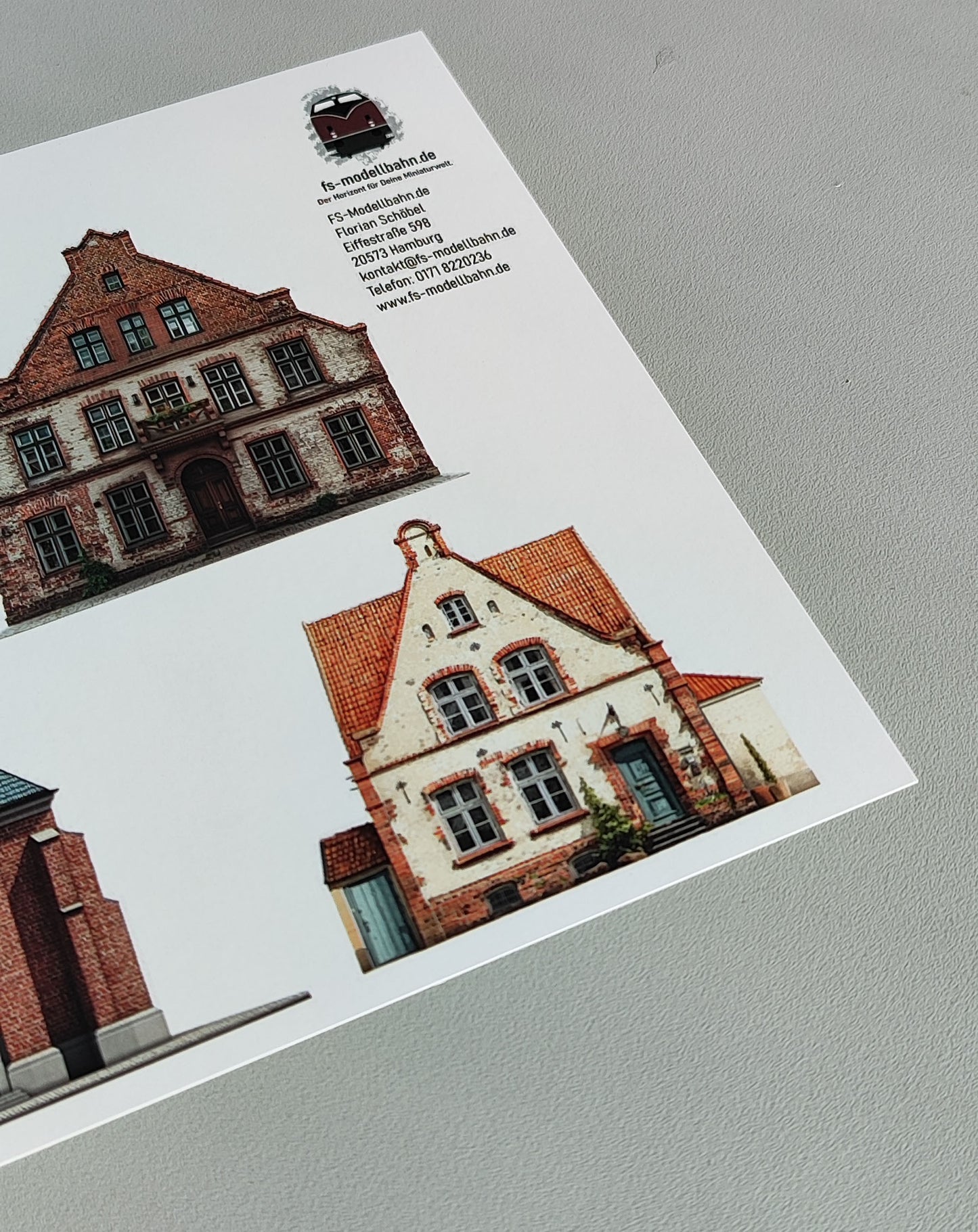 Modellbahnhintergrund in Spur N in 1 zu 160 Dorf mit Kirche und zwei Häusern in Norddeutschland | KM00000114