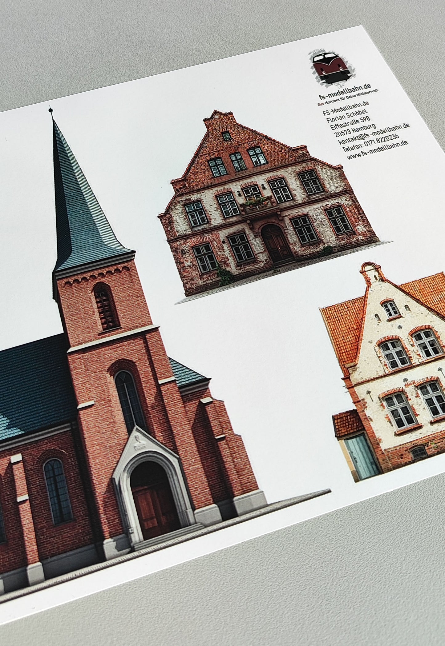 Modellbahnhintergrund in Spur N in 1 zu 160 Dorf mit Kirche und zwei Häusern in Norddeutschland | KM00000114