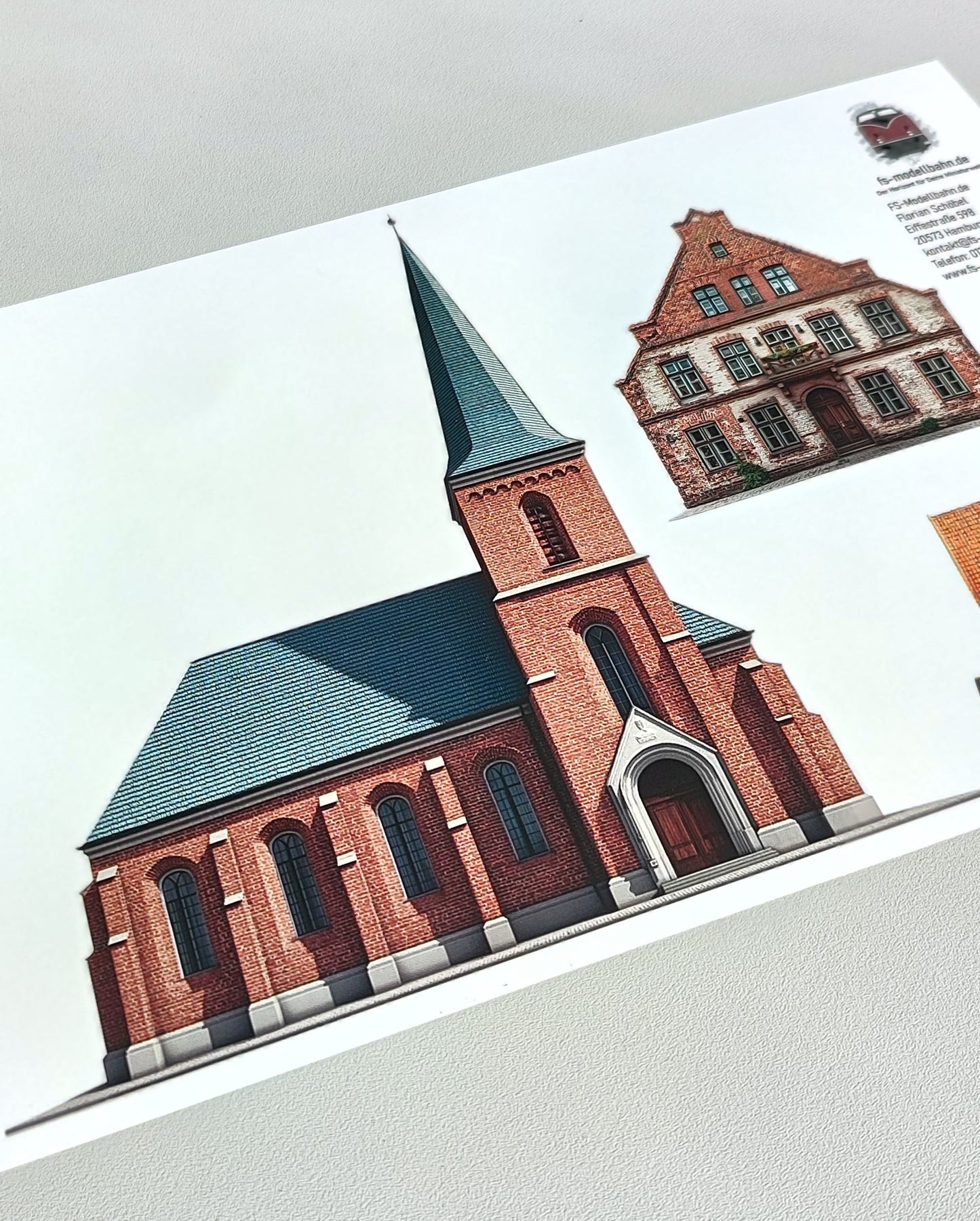 Modellbahnhintergrund in Spur N in 1 zu 160 Dorf mit Kirche und zwei Häusern in Norddeutschland | KM00000114