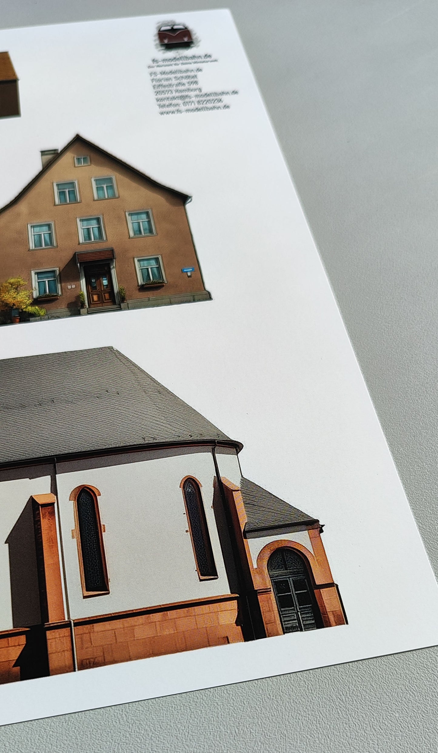 Modellbahnhintergrund in Spur N in 1 zu 160 Dorf mit Kirche und zwei Häusern | KM00000115