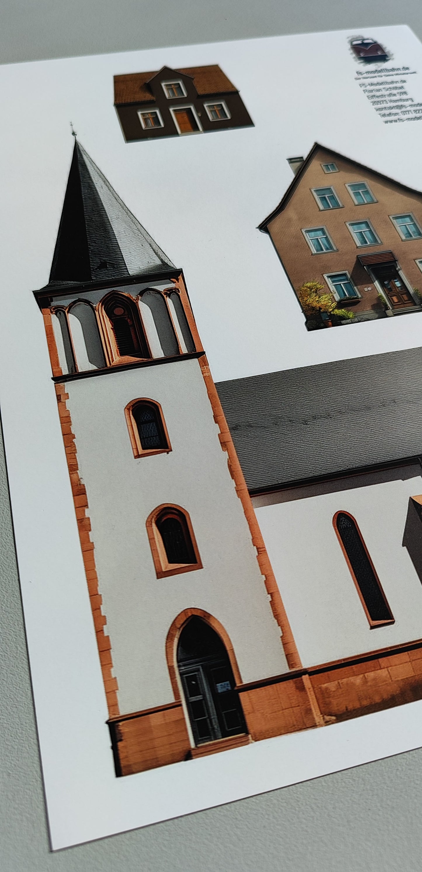 Modellbahnhintergrund in Spur N in 1 zu 160 Dorf mit Kirche und zwei Häusern | KM00000115