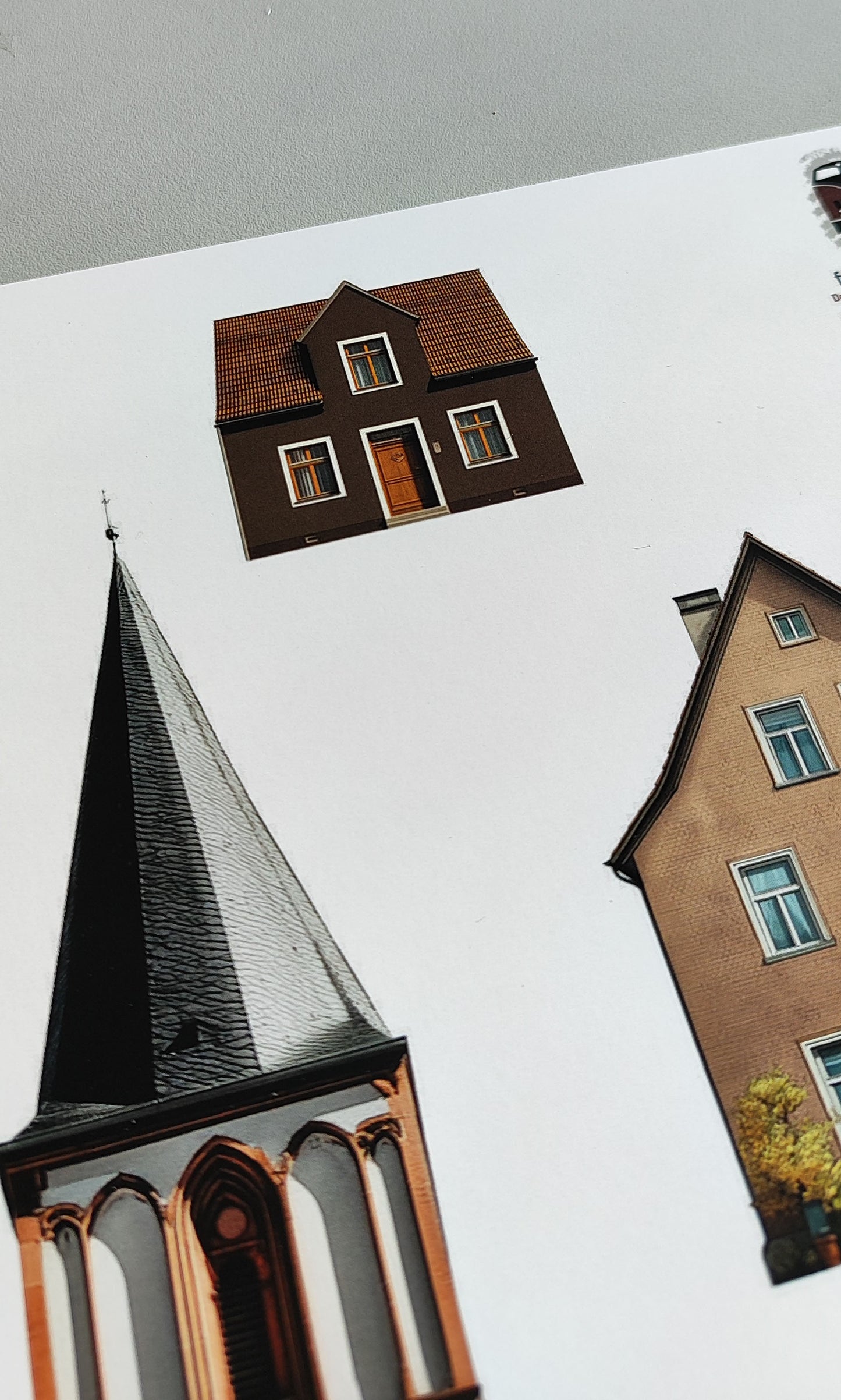 Modellbahnhintergrund in Spur N in 1 zu 160 Dorf mit Kirche und zwei Häusern | KM00000115