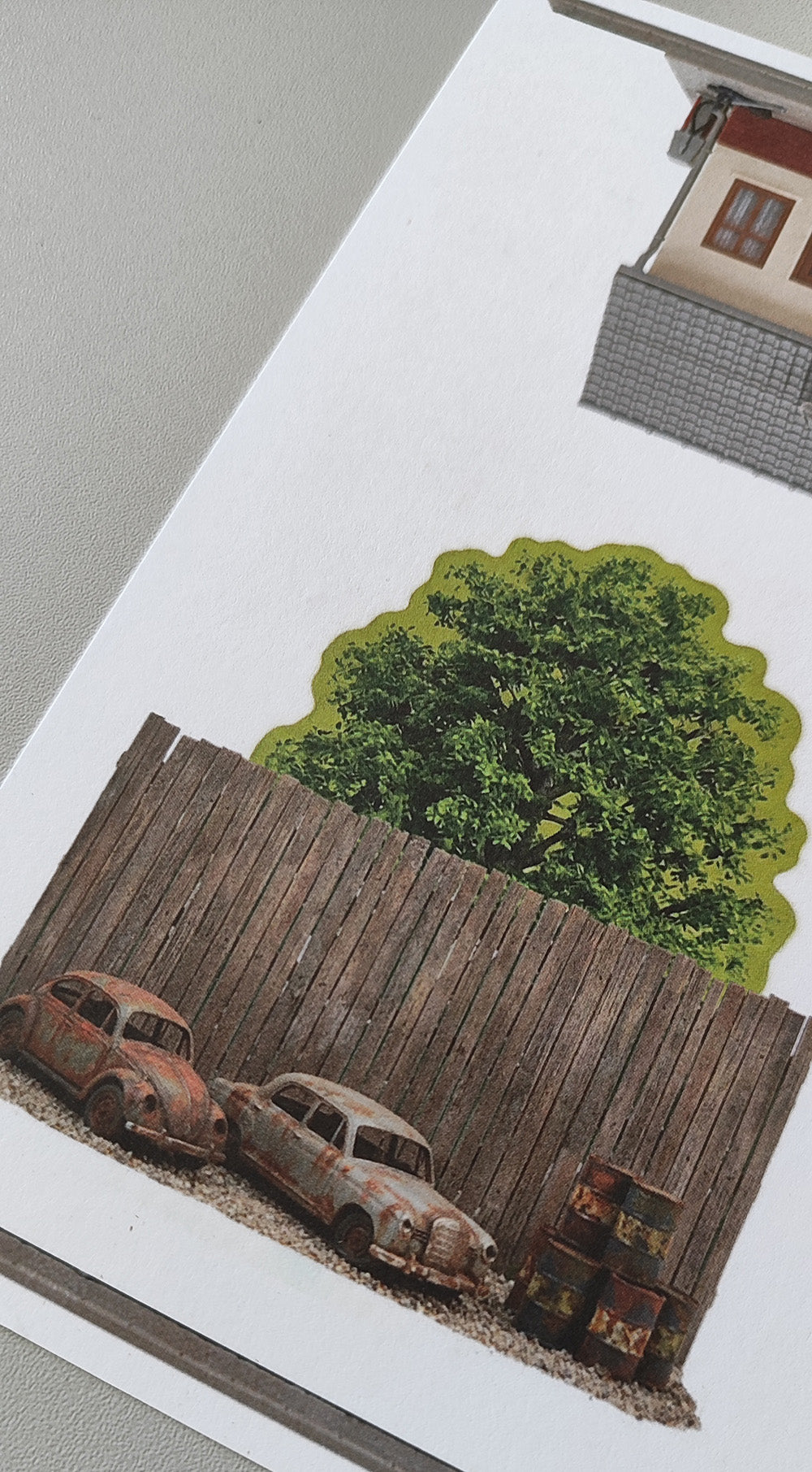 Model Railway Backdrop Car Dealership Müller with Workshop H0 Gauge incl. Scrap Yard with Wooden Fence and Tree H0 Gauge 1:87 KM00000091