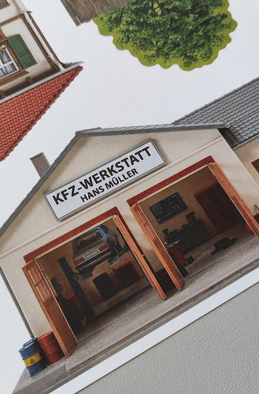 Model Railway Backdrop Car Dealership Müller with Workshop H0 Gauge incl. Scrap Yard with Wooden Fence and Tree H0 Gauge 1:87 KM00000091