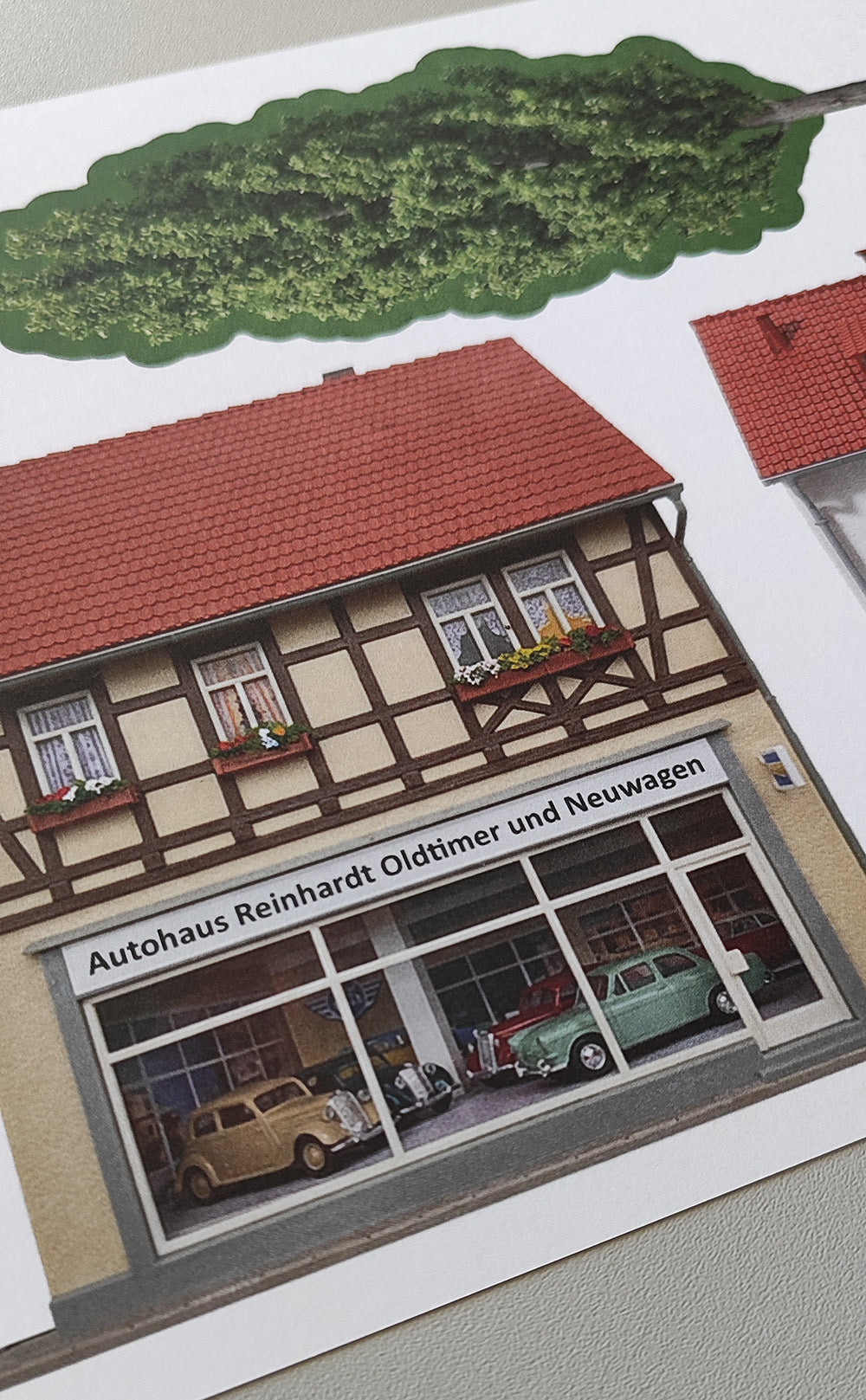 Modellbahnhintergrund Autohaus und Werkstatt Spur H0 inkl. Baum Spur H0 1zu87 KM00000090