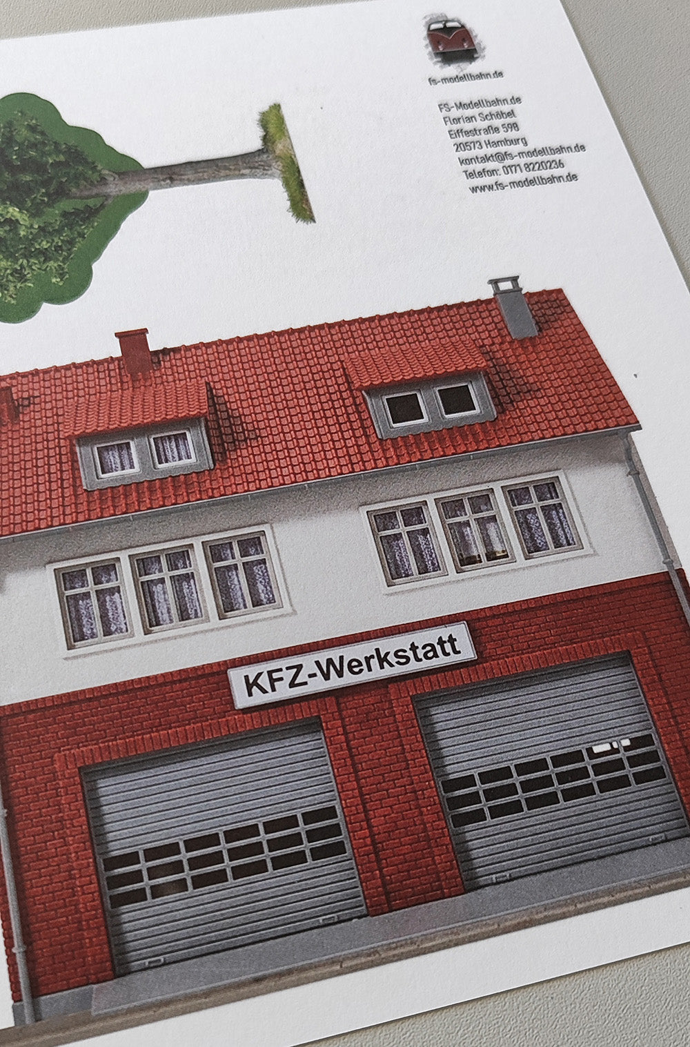 Modellbahnhintergrund Autohaus und Werkstatt Spur H0 inkl. Baum Spur H0 1zu87 KM00000090