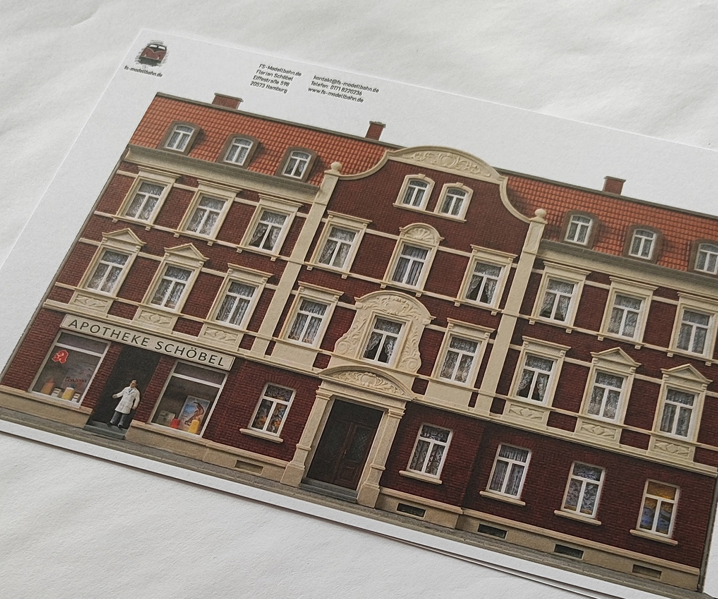 Modellbahnhintergrund Gründerzeit Mehrfamilienhaus mit Ziegelfassade und Stuckornamenten Spur H0 1zu87 KM00000099