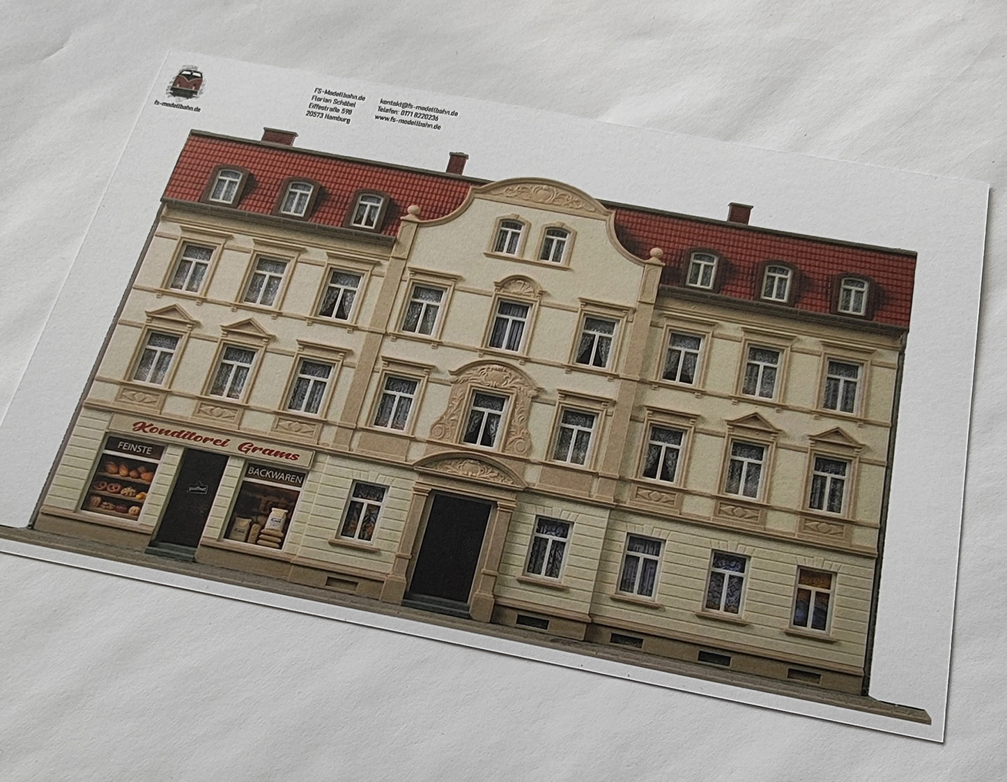 Model Railway Backdrop Gründerzeit Apartment Building with Rendered Facade and Confectionery H0 Scale 1:87 KM00000098