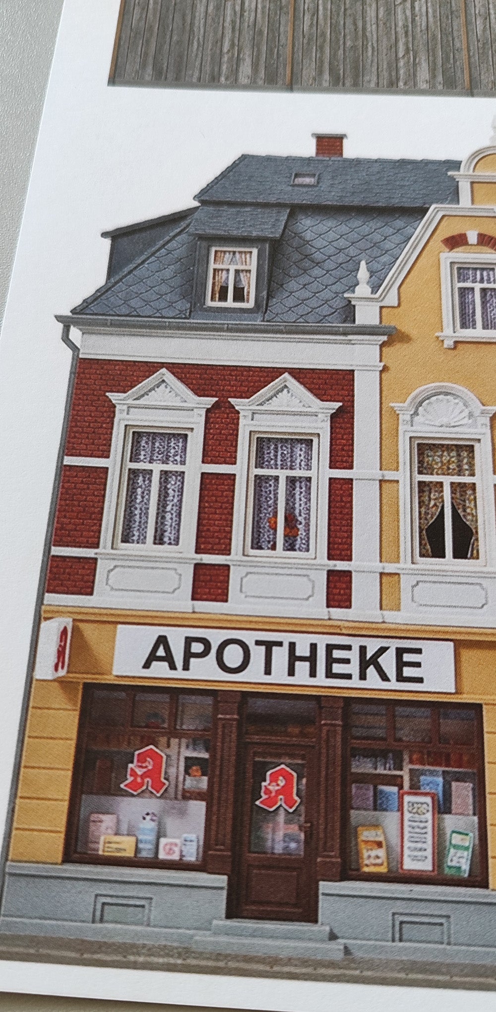Modellbahnhintergrund Apotheke und Eiscafe in prachtvollem Gründerzeitbau und Lebensmittelgeschäft und Bretterzaun H0 1zu87 KM00000087