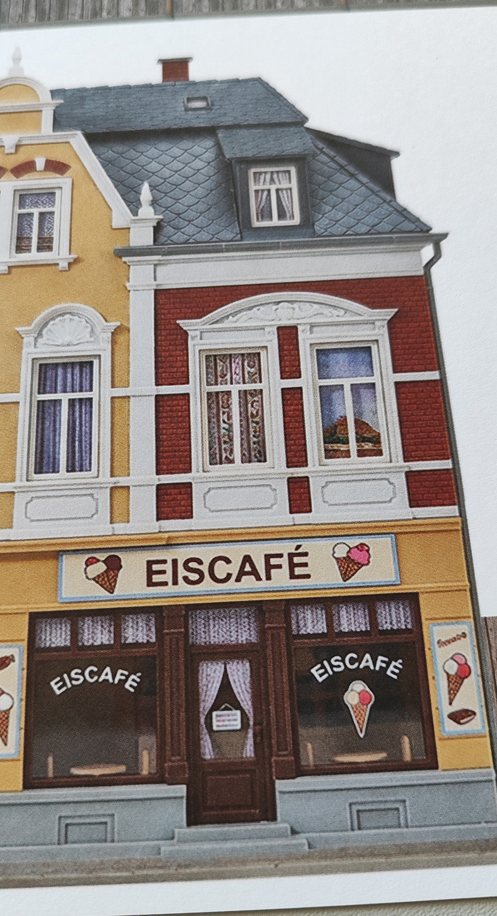 Modellbahnhintergrund Apotheke und Eiscafe in prachtvollem Gründerzeitbau und Lebensmittelgeschäft und Bretterzaun H0 1zu87 KM00000087