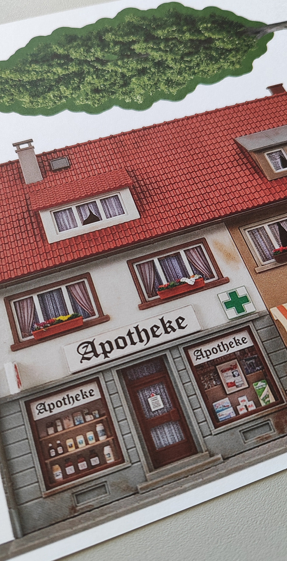 Modellbahnhintergrund zweigeschossige Gebäude Apotheke und Eiscafe Milano und Lebensmittelgeschäft und Baum H0 1zu87 KM00000086