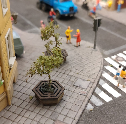 Pflanzkübel mit Sitzbank 3 Stück im Set in 1:87 Spur H0 fertig coloriert | FS-Modellbahn.de