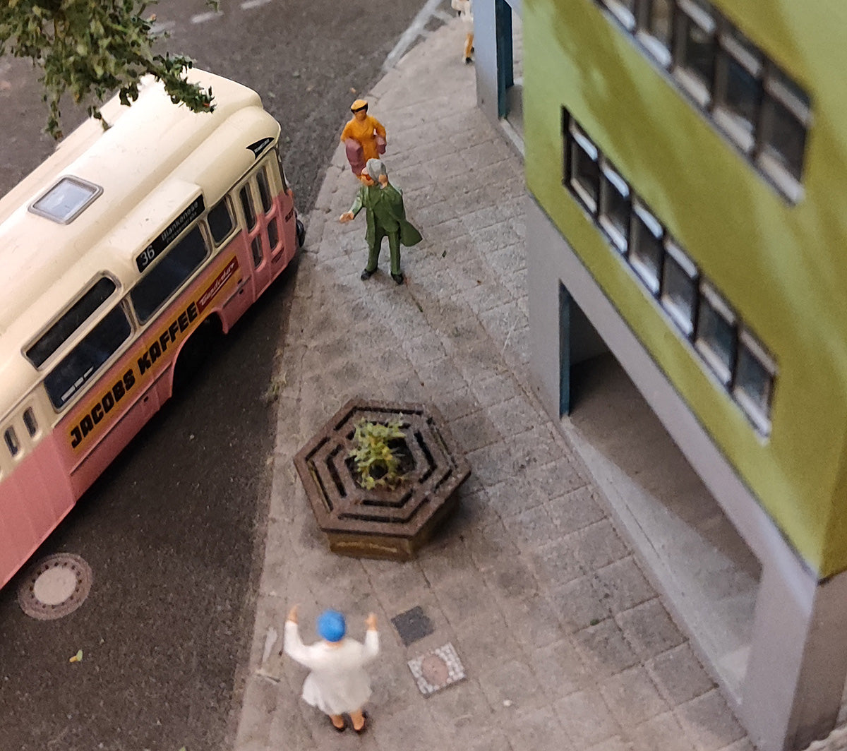 Pflanzkübel mit Sitzbank 3 Stück im Set in 1:87 Spur H0 fertig coloriert | FS-Modellbahn.de
