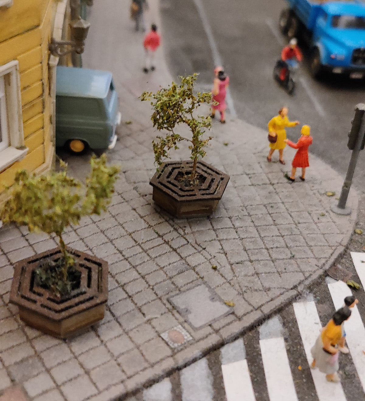 Pflanzkübel mit Sitzbank 3 Stück im Set in 1:87 Spur H0 fertig coloriert | FS-Modellbahn.de