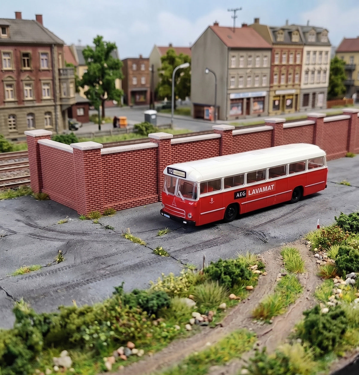 Brick walls with cement coping for commercial or residential buildings, 10 modules + corner piers, H0 gauge
