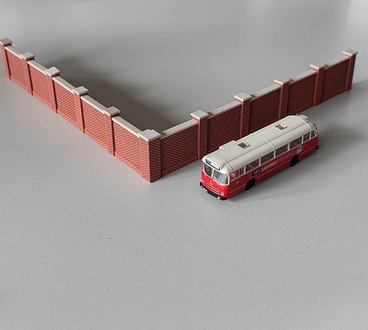 Brick walls with cement coping for commercial or residential buildings, 10 modules + corner piers, H0 gauge