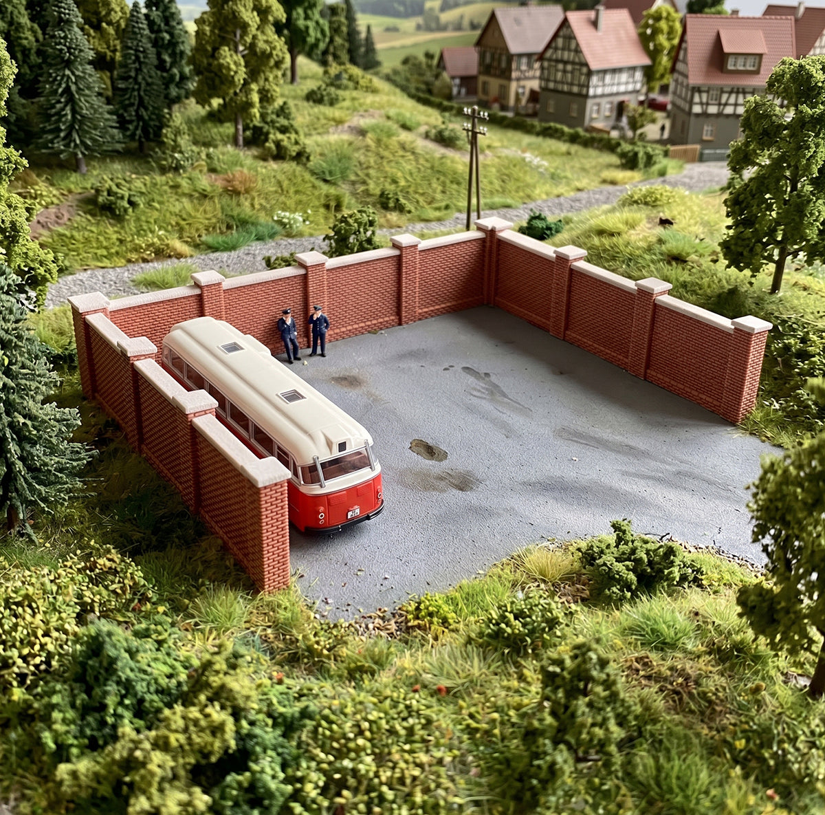 Brick walls with cement coping for commercial or residential buildings, 10 modules + corner piers, H0 gauge