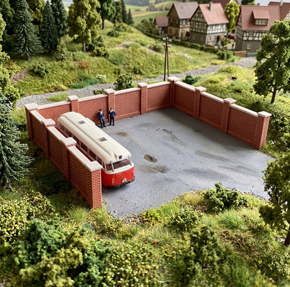 Brick walls with cement coping for commercial or residential buildings, 10 modules + corner piers, H0 gauge