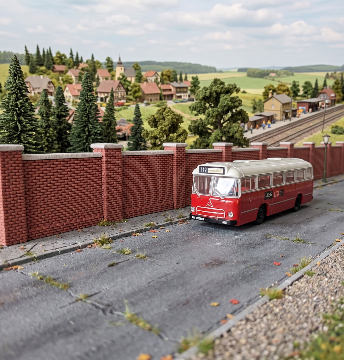 Brick walls with cement coping for commercial or residential buildings, 10 modules + corner piers, H0 gauge
